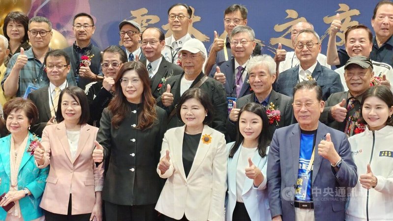 雲林縣政府9日舉辦「萬人孝親洗腳」活動及「雲林人之夜」晚會，國民黨主席鄭麗文（前左3）回鄉參加晚會，與雲林縣長張麗善（前中）、國民黨立委張嘉郡（前右3）、許宇甄（前左2）等人比讚合影。中央社記者蔡智明攝　115年5月9日