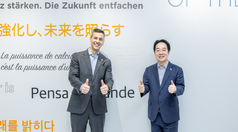 總統賴清德（右）9日上午偕同巴拉圭共和國總統潘尼亞（左）參訪南部科學園區，總統表示，台灣將與巴拉圭分享科技發展、園區治理及產業升級經驗，讓彼此深厚邦誼成為帶動人民繁榮生活的重要力量。（總統府提供）中央社記者溫貴香傳真　115年5月9日