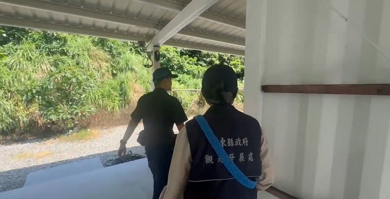 綠島進入觀光旺季，有旅客投訴旅宿業者偷拍旅客沐浴，警方與台東縣政府觀光發展處8日前往蒐證，並依妨害秘密偵辦。（台東縣政府提供）中央社記者盧太城台東傳真　115年5月9日