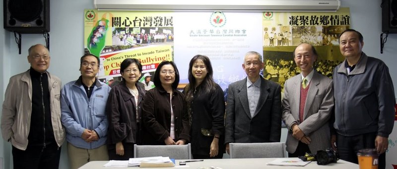 前加拿大台灣同鄉會會長張幼雯（右4）於2011年和台裔移民首度針對人口普查呼籲「您從台灣來，就填台灣人」。她很高興十幾年來都有新一代台裔移民繼續接棒呼籲，加拿大台灣人也很「給力」，越來越多人重視身分認同。（張幼雯提供）中央社記者程愛芬溫哥華傳真　115年5月9日