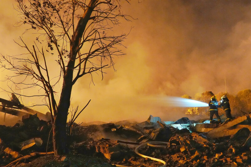 中國湖南瀏陽煙花爆竹廠4日發生爆炸，事發後，當地緊急救援部隊趕赴現場進行救援。（中新社）