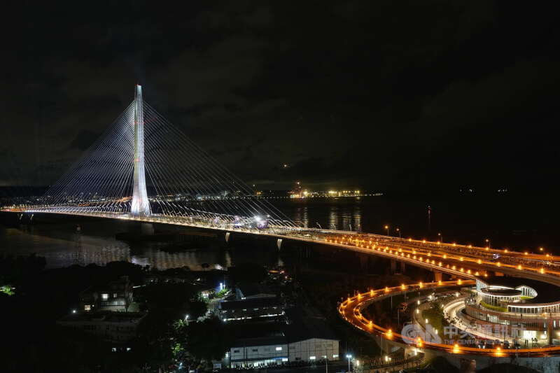 淡江大橋12日通車在即，9日晚間率先舉辦「感恩．美好之夜」通車典禮晚會，活動壓軸進行「亮點儀式」，點亮橋身，讓淡水河口之夜更顯夢幻。中央社記者徐肇昌攝　115年5月9日
