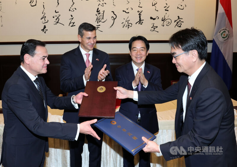 總統賴清德（後右）8日在總統府與巴拉圭共和國總統潘尼亞（Santiago Peña，另譯：貝尼亞）（後左）進行雙邊會晤，並共同見證兩國簽署「台巴主權AI算力中心投資案合作瞭解備忘錄」等。（中央社檔案照片）