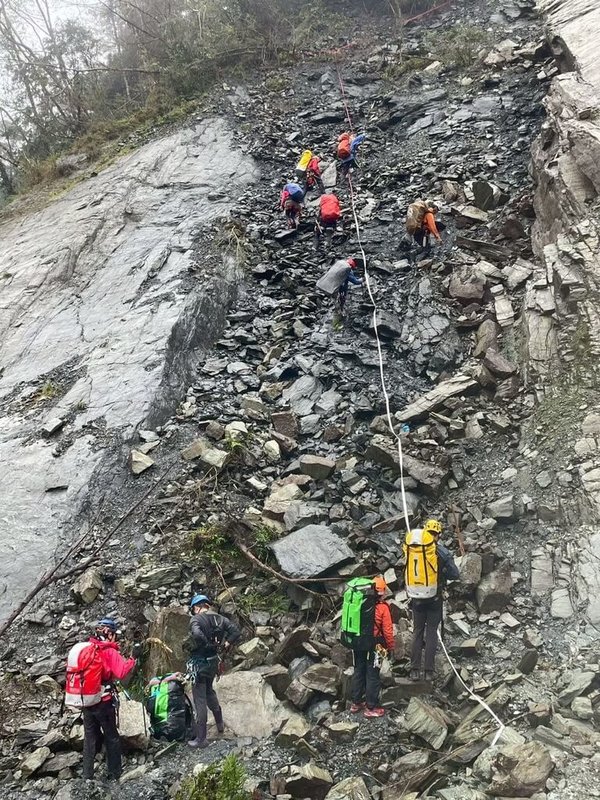馬博橫斷路線中平林道35k工寮（溪底營地）至19k間路徑危險，林業保育署花蓮分署與東區搜救委員會合作，於碎石陡坡架繩。（林業保育署花蓮分署提供）中央社記者張祈傳真　115年5月9日