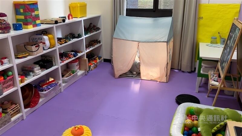 新北市政府與勵馨基金會合作，在家暴受害者庇護所設置兒童遊戲治療室，透過專業心理諮商與遊戲治療，陪伴孩童走出陰影。攝於114年12月16日   中央社記者易繼中攝 115年5月9日