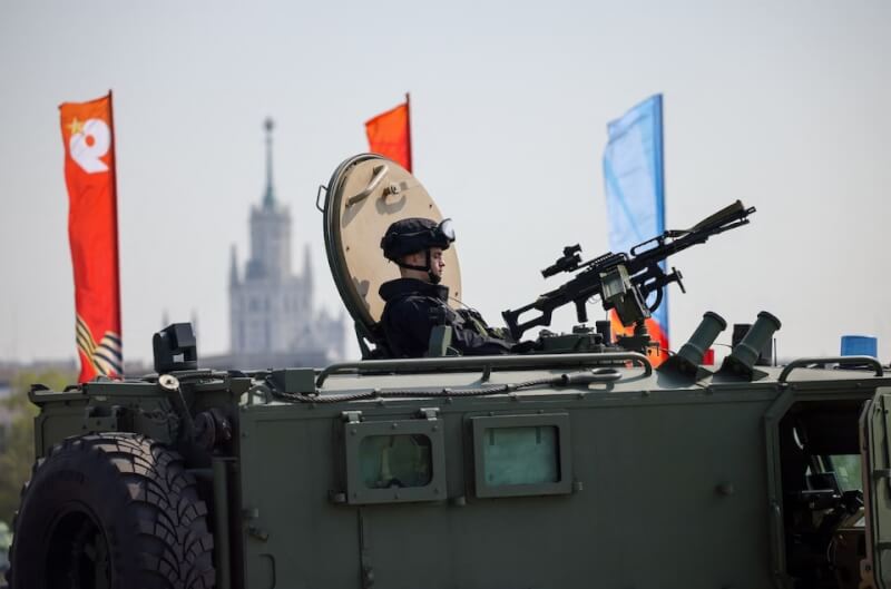 俄羅斯將於9日舉辦二次世界大戰勝利日閱兵，圖為莫斯科一名軍人在進行安全任務。（路透社）