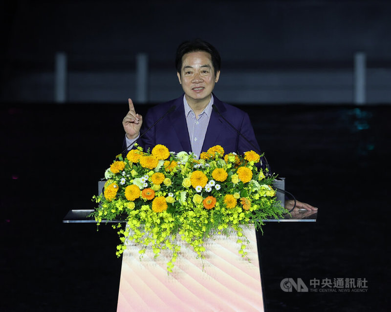 世界最長跨距的單塔不對稱斜張橋「淡江大橋」即將通車，「感恩．美好之夜」通車典禮晚會9日登場，總統賴清德（圖）出席，致詞時數度向所有辛苦的工程團隊說「謝謝」。中央社記者謝佳璋攝　115年5月9日