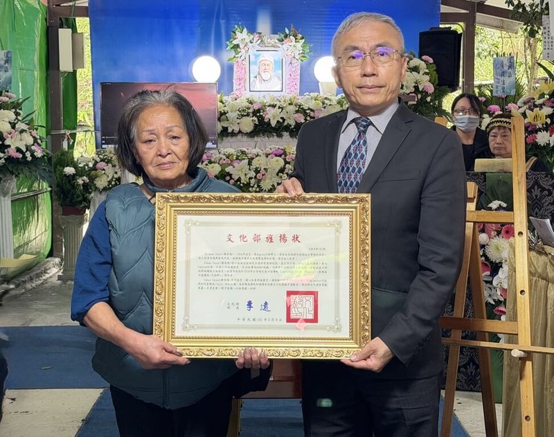 原住民口述傳統「Lmuhuw na Tayal“Bngciq”（泰雅族口述傳統─大豹群）」保存者楊崇德日前辭世，文化部文化資產局長陳濟民（右）9日出席公祭，並代表頒贈文化部旌揚狀。（文化部提供）中央社記者邱祖胤傳真　115年5月9日