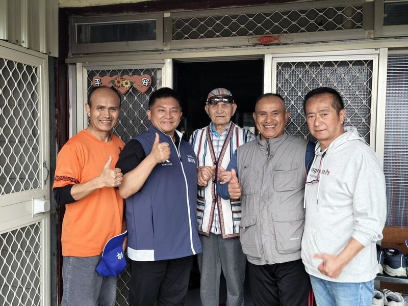 國民黨宜蘭縣長參選人吳宗憲（左2）9日走訪大同鄉部落，參與村校聯合運動會與耆老交流，並表示未來將持續推動原鄉建設、觀光與文化保存，讓更多人願意回鄉發展。（吳宗憲競選辦公室提供）中央社記者王朝鈺傳真 115年5月10日