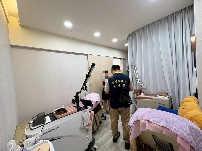 台南市研醫明診所偵煙器內發現疑似針孔攝影設備，高雄市衛生局派員前往高雄分店稽查，帶回診間監視器主機，交檢警進一步釐清調查。（高雄市衛生局提供）中央社記者蔡孟妤傳真　115年5月10日