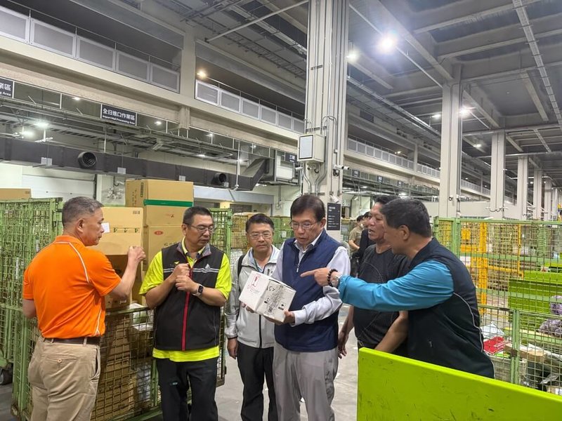 中華郵政於桃園龜山打造北台灣郵件作業中心（A7），但啟用後出現郵件延遲投遞等狀況。中華郵政董事長王國材（右3）10日晚間前往慰勉員工辛勞，並了解目前郵件處理情形。（中華郵政提供）中央社記者余曉涵傳真 115年5月10日