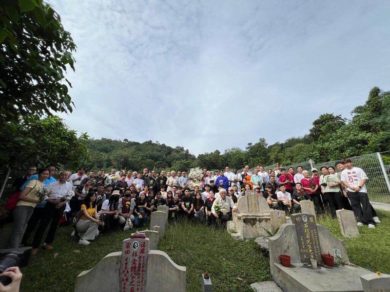 馬來西亞513種族衝突事件57週年，民間社運團體9日在雙溪毛糯513墓園舉行公祭儀式合影。（馬大新青年提供）中央社記者黃自強吉隆坡傳真　115年5月10日