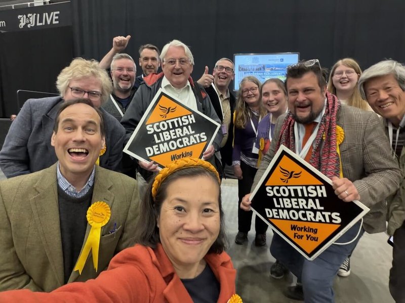 英國7日舉行地方選舉，包括全面改選蘇格蘭議會。根據8日晚間公布的計票結果，周怡霈（橘色衣者）代表自由民主黨，在蘇格蘭東北選區當選蘇格蘭議會議員，創台灣人和蘇格蘭議會首例。（周怡霈提供）中央社記者陳韻聿倫敦傳真　115年5月10日