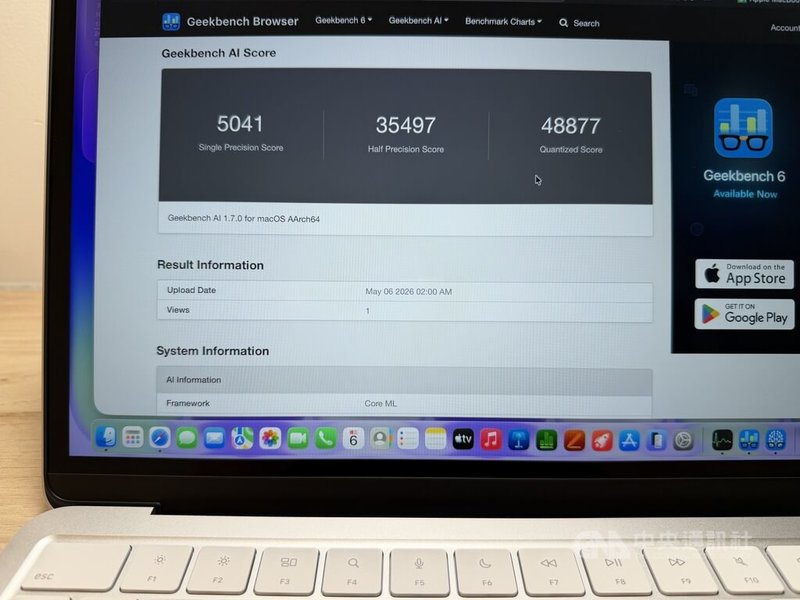 蘋果最平價筆電MacBook Neo在台灣開賣，配備與iPhone 16 Pro系列同級的A18 Pro晶片，使用AI基準測試工具進行實測，AI效能與去年推出、搭載M4晶片的MacBook Air水準相當。中央社記者吳家豪攝 115年5月10日