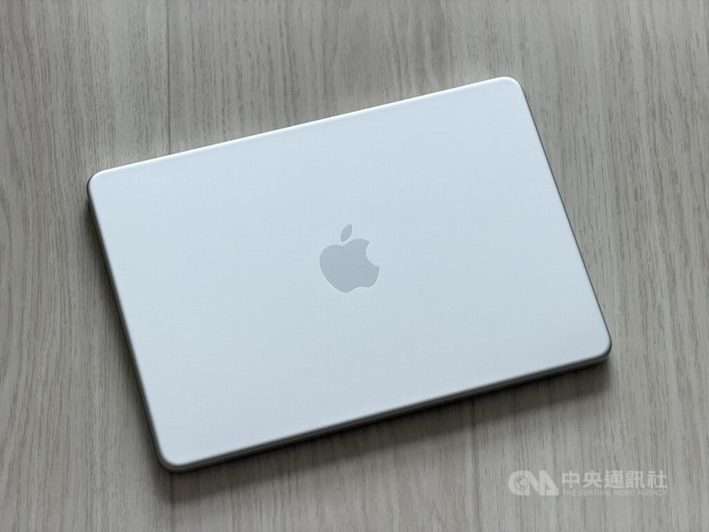蘋果最平價筆電MacBook Neo在台灣開賣，採耐用鋁金屬與柔和的圓角設計，重量約1.22公斤，可輕鬆放入背包或手提包。中央社記者吳家豪攝 115年5月10日