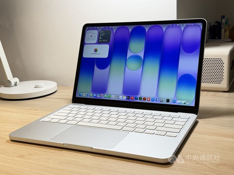 蘋果最平價筆電MacBook Neo在台灣開賣，搭載顏色相配的巧控鍵盤，全新的大尺寸多點觸控軌跡板則讓使用者能在表面任何位置進行點擊、捲動、滑動與縮放。中央社記者吳家豪攝 115年5月10日