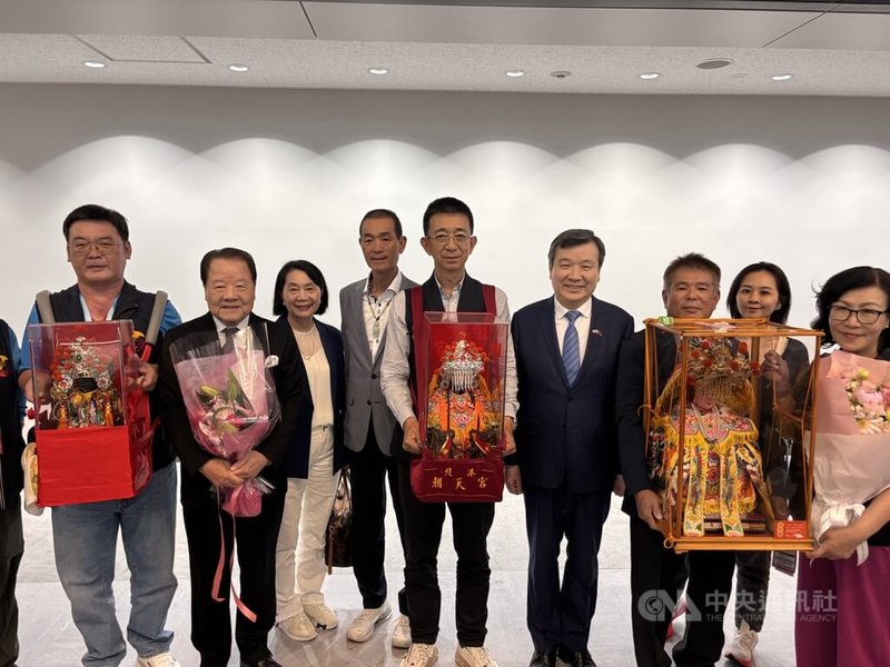 北港朝天宮媽祖10日抵達日本東京，展開海外宗教文化交流行程。駐日代表李逸洋（右4）、東京媽祖廟董事長詹德薰（左2）及數十名僑胞赴成田機場迎接聖駕。李逸洋表示，希望讓台灣信仰文化以更生活化方式走進日本社會，進一步促進台日民間理解與交流。中央社記者戴雅真成田機場攝　115年5月10日