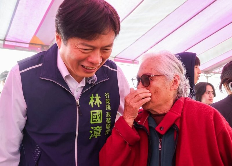 民進黨宜蘭縣長參選人林國漳(左)9日前往大同鄉部落參與村校聯合運動會,他提出「挺部落顧原民」政策,主張尊重傳統領域土地權利,並推動55歲以上原民健保費全額補助。(林國漳競選總部提供)中央社記者王朝鈺傳真 115年5月10日