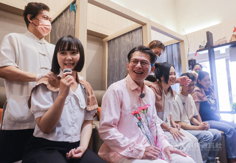 民眾黨主席黃國昌（前左2）10日在台北出席「民眾黨母親節寵愛媽咪特別企劃」，邀請身為母親的台北市議員參選人吳怡萱（前左）、新北市議員參選人陳語倢（前左3）按摩舒壓，感謝母親們的辛勞。中央社記者裴禛攝 115年5月10日