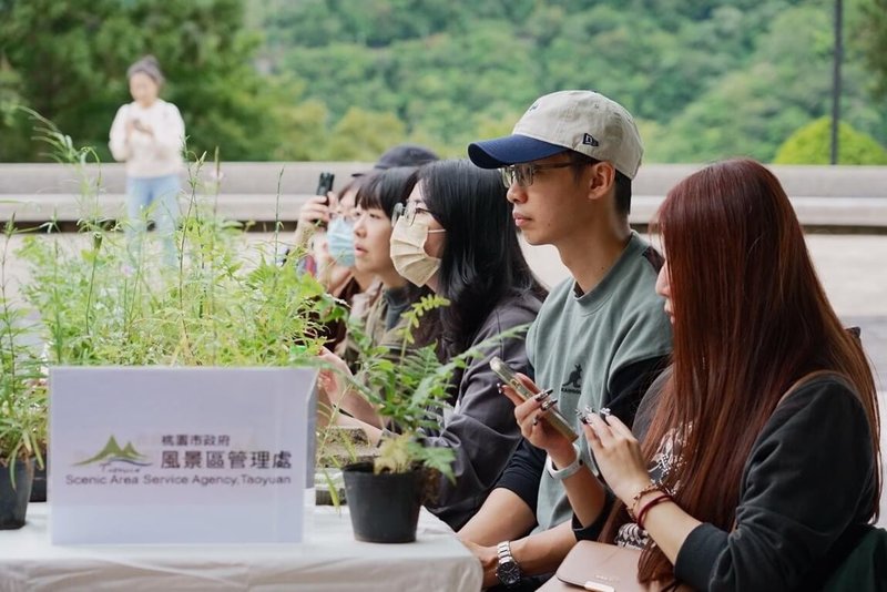 桃園市政府風景區管理處10日表示，「拉拉山母親節暗空生態體驗之旅」規劃3場活動，引領民眾串聯白天到夜晚的山林星空體驗，包括透過手組盆花，引導民眾觸碰泥土、感受植物生命力。（台灣暗空協會提供）中央社記者吳睿騏桃園傳真　115年5月10日
