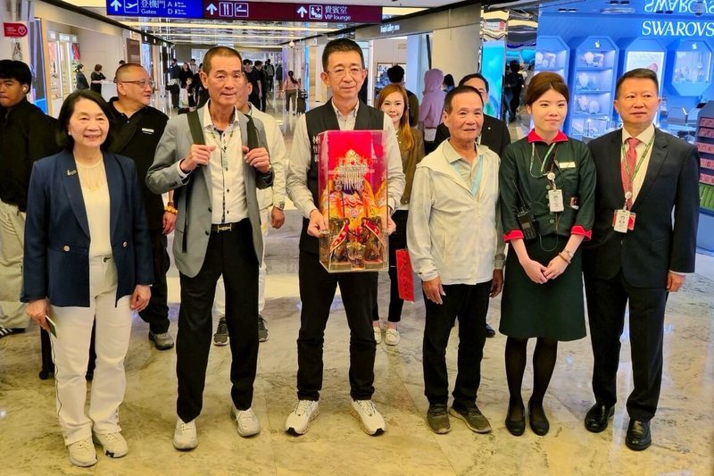 北港朝天宮媽祖神尊10日在各界代表護駕下赴日，北港朝天宮是傳承「北港進香」暨「朝天宮迎媽祖」2項重要民俗保存者；雲林縣境內更擁有5個國家重要民俗，展現出豐厚且多元文化底蘊。（立法委員蔡春綢辦公室提供）中央社記者吳睿騏桃園機場傳真　115年5月10日