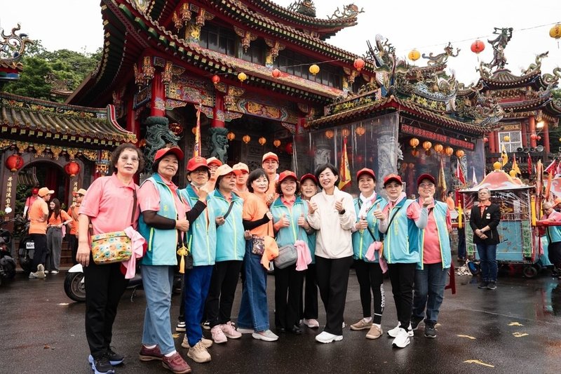 民進黨新北市長參選人蘇巧慧（前右4）到瑞芳參加宮廟活動時表示，未來會推出更多政見願景，讓瑞芳的美被更多人認識，讓瑞芳更進步。（蘇巧慧辦公室提供）中央社記者王鴻國傳真　115年5月10日