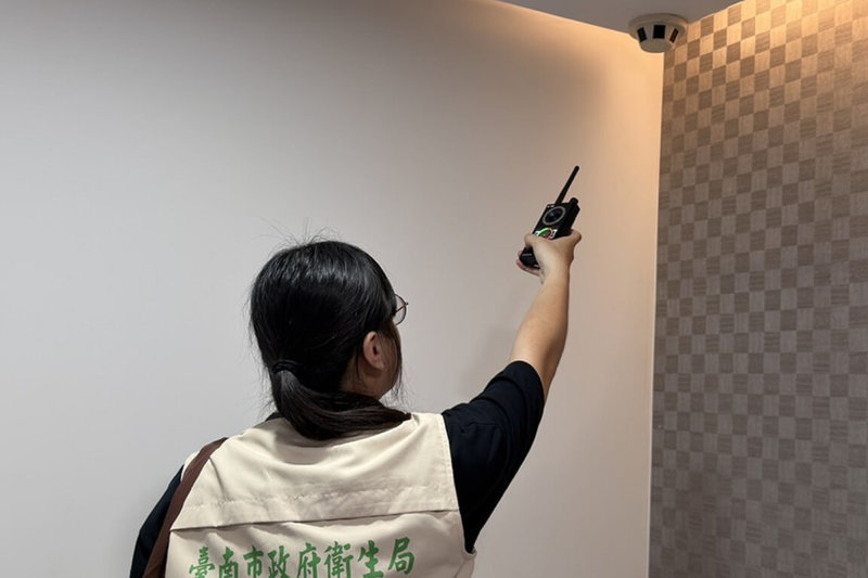 台南市政府衛生局9日執行醫美診所專案稽查，在中西區研醫明醫美診所美容室天花板偵煙器發現疑似針孔攝影設備，隨後移由檢警偵辦。（台南市政府提供）中央社記者楊思瑞台南傳真　115年5月10日