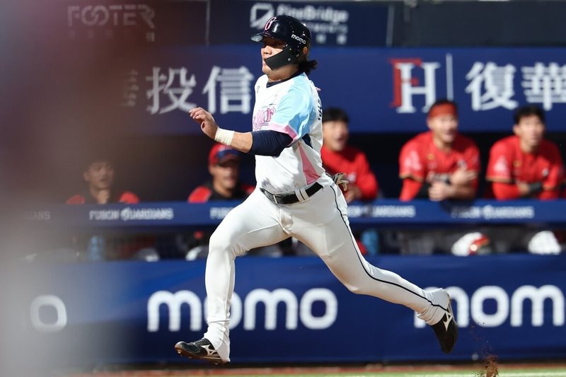 中華職棒富邦悍將隊老將王勝偉（圖）9日跑壘時，無視三壘指導教練比出停止手勢，繼續往本壘衝，雖然跑回分數，但他也反省自己聽錯口號。（富邦悍將隊提供）中央社記者蘇志畬傳真　115年5月10日