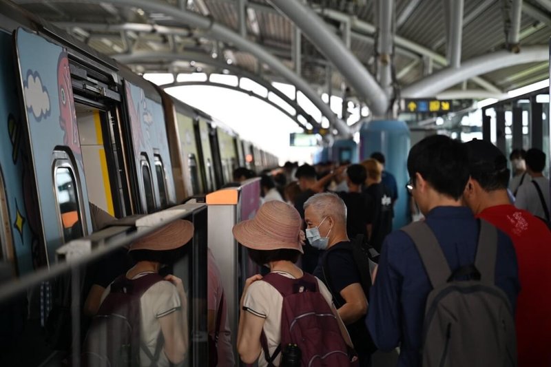 桃園大眾捷運公司表示，10日下午2時40分機場捷運A14站至A22站因電力異常短暫影響行車，至2時51分列車恢復營運，班距持續調整中；統計全線共19列車、1345名旅客受影響。（桃園大眾捷運公司提供）中央社記者吳睿騏桃園傳真　115年5月10日