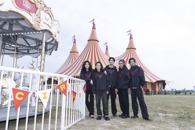 金曲樂團麋先生全帳篷式「大馬戲團」演唱會,在高雄輕軌夢時代站附近旁舉行,10日晚間迎來最終場。(相信音樂提供)中央社記者王心妤傳真 115年5月10日