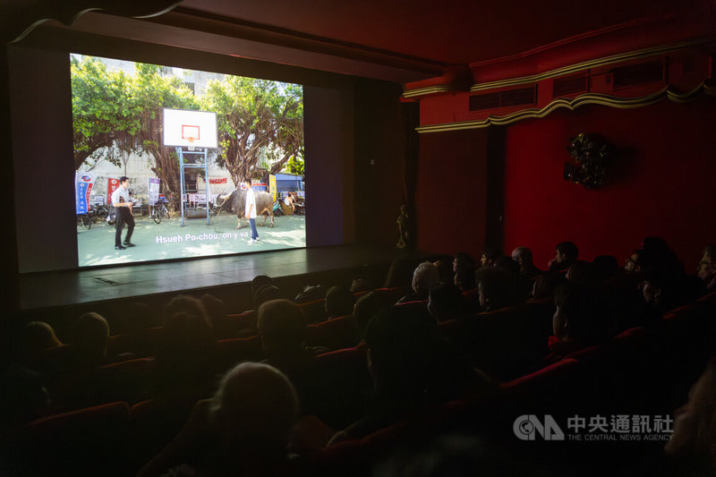 電影「南方時光」多以沉穩的廣角鏡頭,讓演員在場景中穿梭走動,全身演出,展現壓抑氛圍下的困獸之鬥。片中出現的水牛意象代表著堅毅的台灣精神。圖為巴黎台灣電影節放映現場,已於4月舉行完畢。中央社記者李若韻巴黎攝 115年5月10日
