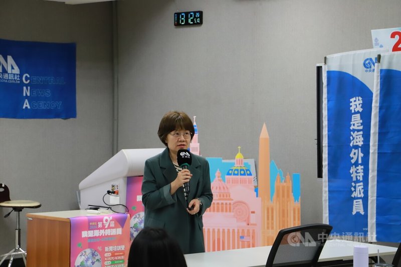 中央通訊社第9屆「我是海外特派員」活動中區培訓營，10日邀請人工智慧科技基金會執行長溫怡玲（圖）剖析AI下的媒體。她表示，新聞技能逐漸被AI取代，但記者必須探尋報導真相，也無法取代人際溝通。中央社記者蘇木春攝　115年5月10日