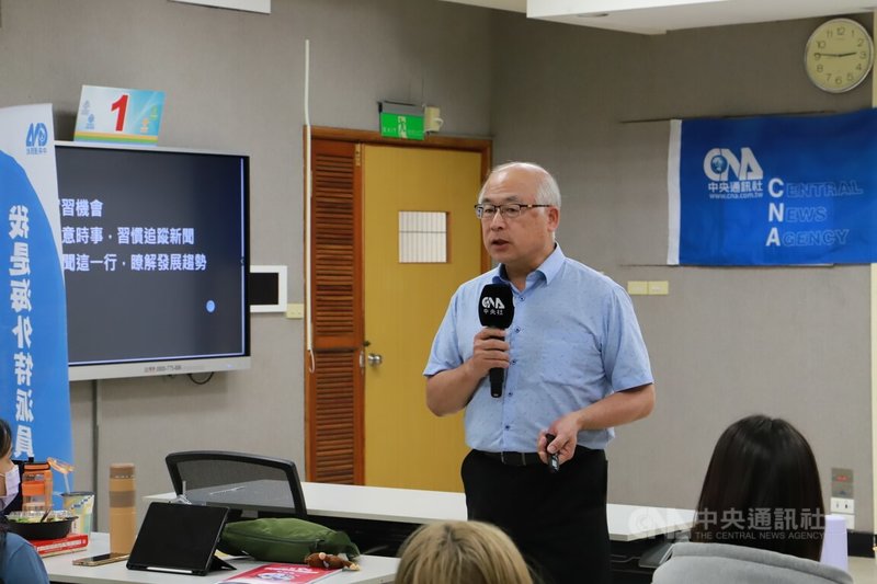 中央通訊社第9屆「我是海外特派員」活動中區培訓營,10日課程由中央社副社長兼總編輯陳正杰(圖)分享媒體識讀。中央社記者蘇木春攝 115年5月10日