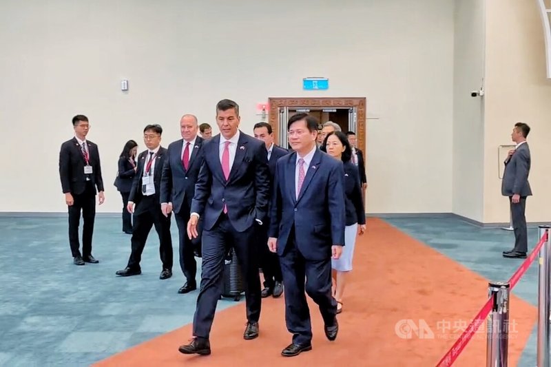 南美洲友邦巴拉圭總統潘尼亞（Santiago Peña，另譯：貝尼亞）（前排左）結束台灣國是訪問行程，10日在外交部長林佳龍（前排右）陪同下，到桃園國際機場搭機，雙方邊聊天邊走進國賓門。中央社記者吳睿騏桃園機場攝　115年5月10日
