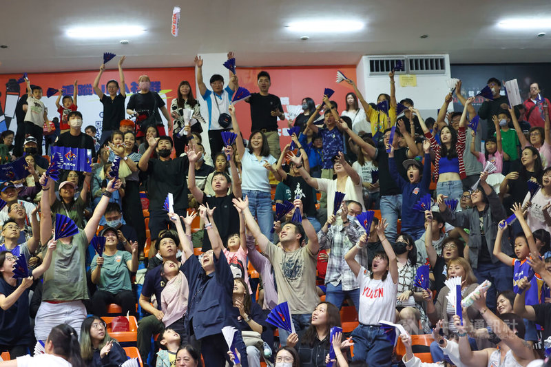 超級籃球聯賽（SBL）總冠軍賽10日在板橋體育館進行決勝第5戰，由裕隆集團與新軍凱撒基隆黑鳶交手，球迷在場邊熱情加油。中央社記者吳家昇攝　115年5月10日