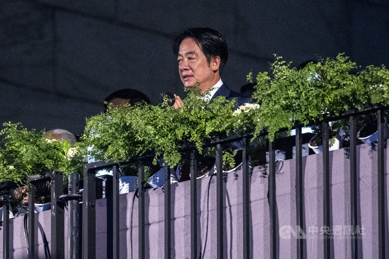 佛教慈濟慈善事業基金會為慶祝佛誕節，10日晚間在兩廳院藝文廣場舉辦「2026年佛誕浴佛．孝親感恩祈福會」，總統賴清德（中）親臨參與，雙手合十與眾人一同祈福。中央社記者鄭清元攝　115年5月10日