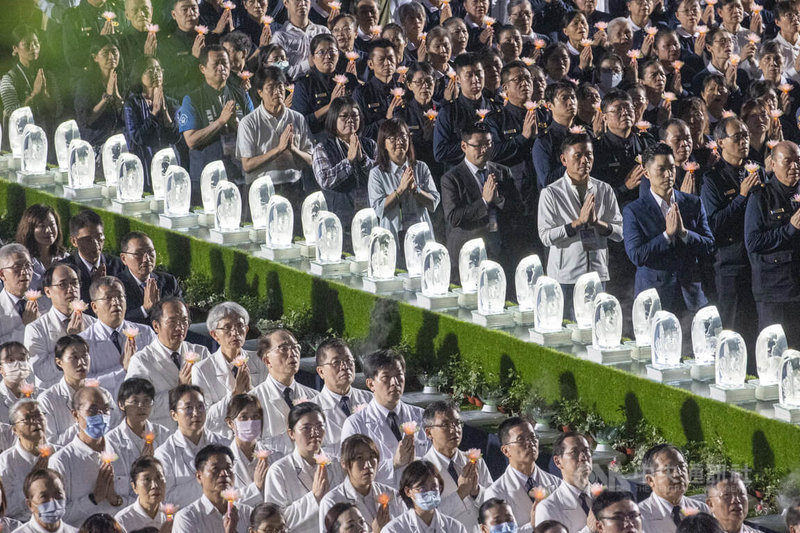「2026年佛誕浴佛．孝親感恩祈福會」10日晚間在兩廳院藝文廣場舉行，新北市長侯友宜（中排左3）與台北市長蔣萬安（中排右1）一同出席，雙手合十祈願，現場氣氛莊嚴。中央社記者鄭清元攝　115年5月10日