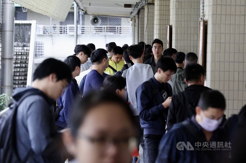台電2026年新進僱用人員甄試10日在新北市舉行，14類別共有9308人報考，首節到考5257人，到考率 56.5 %，台電表示，正式僱用起薪近新台幣3.8萬元，從事電力現場工作或具電力相關專業證照者，更可破4萬元。中央社記者張皓安攝 115年5月10日