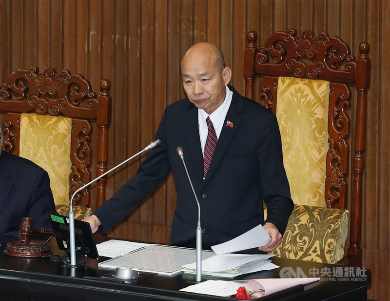 圖為醫療法三讀三班護病比入法，立法院長韓國瑜敲槌。（中央社檔案照片）