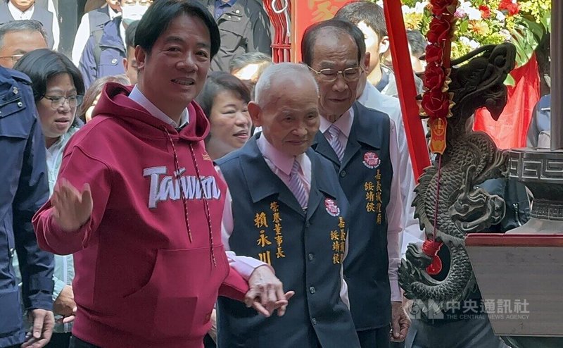 總統府國策顧問、嘉義城隍廟榮譽董事長賴永川9日辭世，享壽90歲。圖為總統賴清德（前左1）於今年2月間與賴永川（前左2）一起發福袋的畫面。中央社記者姜宜菁攝　115年5月10日