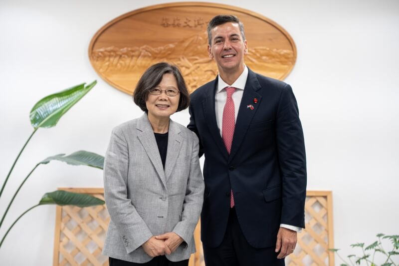 南美洲友邦巴拉圭總統潘尼亞（右）與前總統蔡英文（左）會晤就雙邊合作進行審視。（圖取自x.com/SantiPenap）