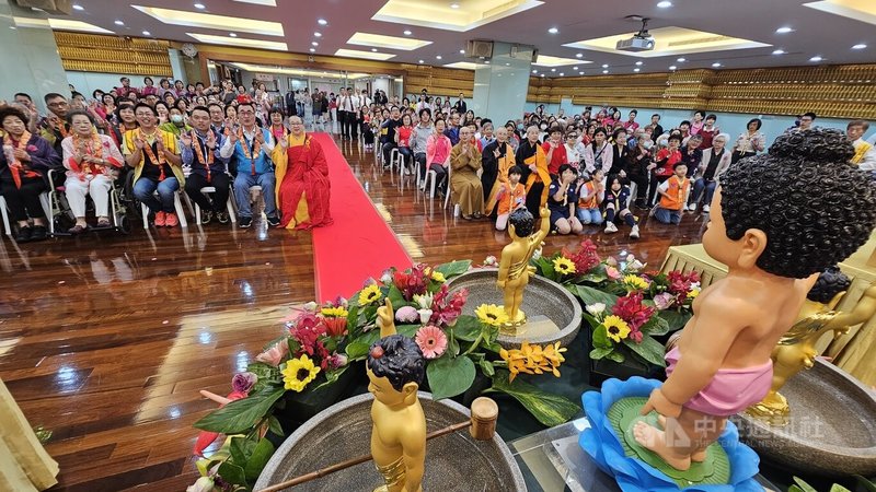 國民黨新北市長參選人李四川(前左5)參加浴佛活動並表示,他如果當選市長,會善用預算,做好所有婦女政策。中央社記者王鴻國攝 115年5月10日