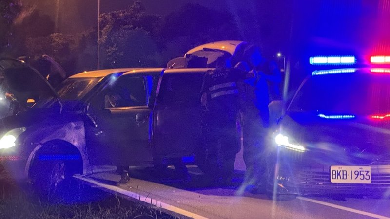 苗栗縣苗栗警分局員警10日晚間發現1台違規車輛欲攔檢,違規駕駛竟加速逃離,追逐過程2車發生碰撞,造成2名員警受傷送醫,拒檢的駕駛未受傷,被帶回派出所釐清原因。(民眾提供)中央社記者魯鋼駿傳真 115年5月10日