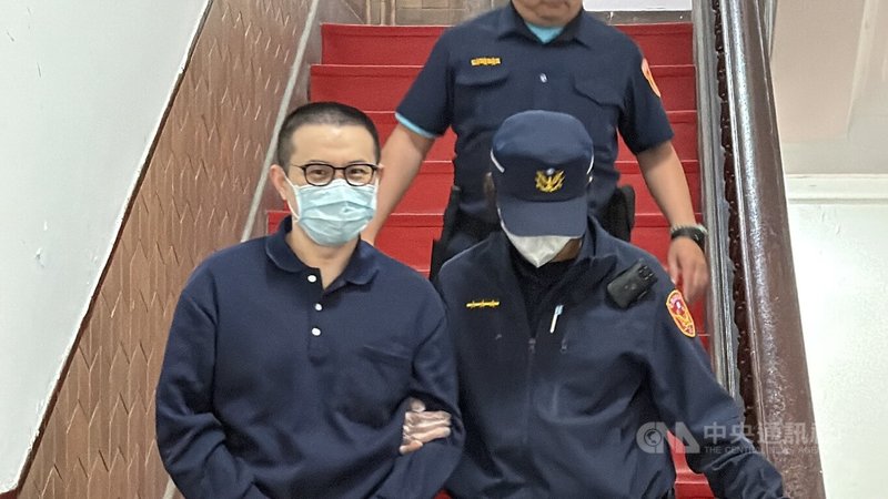 88會館負責人郭哲敏（左）涉非法匯兌、賭博等罪，一審判刑11年8月。郭哲敏遭法警提解到庭，主張已繳部分犯罪所得、二審判決不上訴願坐牢，請求以2億元具保停押。中央社記者劉世怡攝 115年5月10日