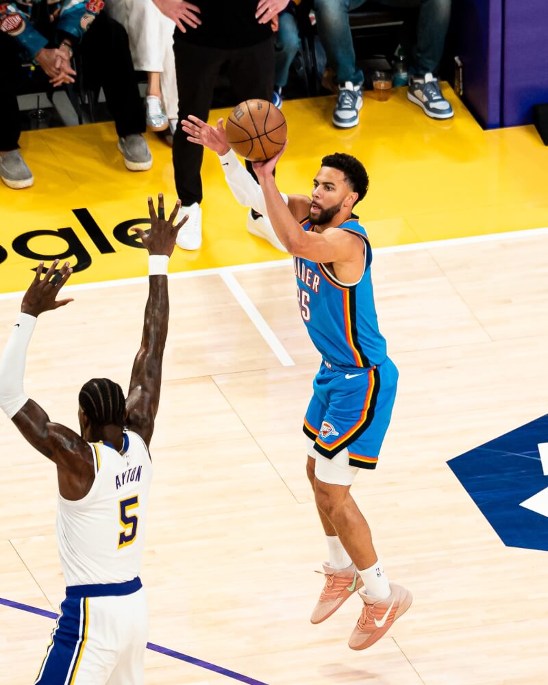 NBA衛冕軍奧克拉荷馬雷霆全隊在密契爾（右）24分領軍下，9日在系列賽第3戰以131比108擊敗洛杉磯湖人。（圖取自x.com/okcthunder）