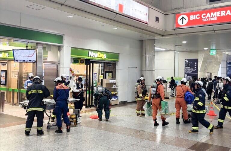日本JR東海道線一列車10日發生不明噴霧造成乘客不適事件，消防員在川崎車站準備執行救護。（共同社）