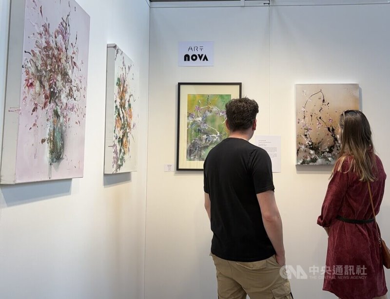 台灣藝術家堉泉的作品結合油畫的厚重與水墨的靈動,受西方藏家矚目。中央社記者郭芳君蘇黎世攝 115年5月11日