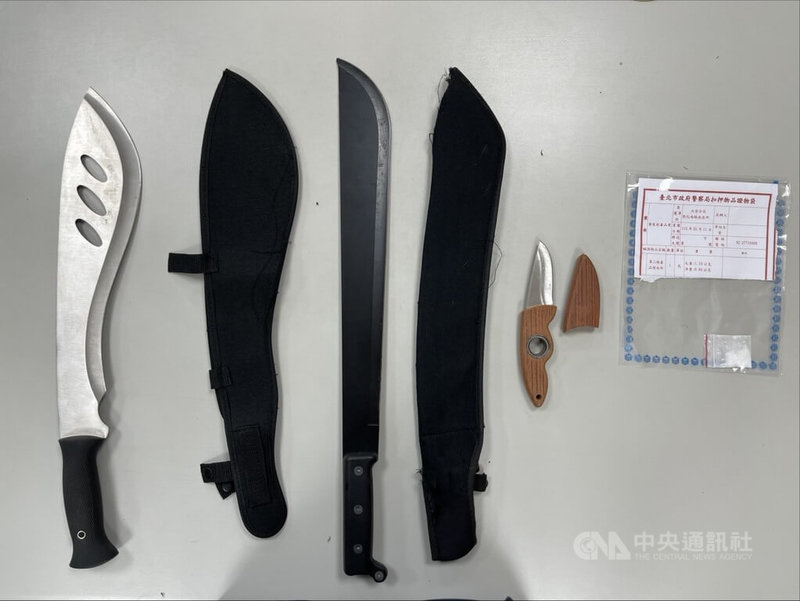 台北市黃姓男子11日下午為勸女友弟弟返家，因溝通未果，黃男欲威逼竟持刀追逐對方，警方獲報趕赴現場，在其座車查獲開山刀、木柄短刀及第三級毒品愷他命，依法送辦。（翻攝照片）中央社記者黃麗芸傳真　115年5月11日