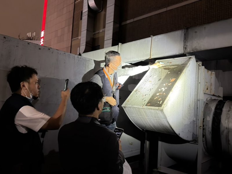 北市府表示，網傳百貨美食街老鼠從天花板掉落，10日晚間至誠品生活南西店進行跨局處聯合稽查，已要求業者加強設備清洗保養，避免油垢堆積降低油煙處理效率。（北市府提供）中央社記者楊淑閔傳真　115年5月11日