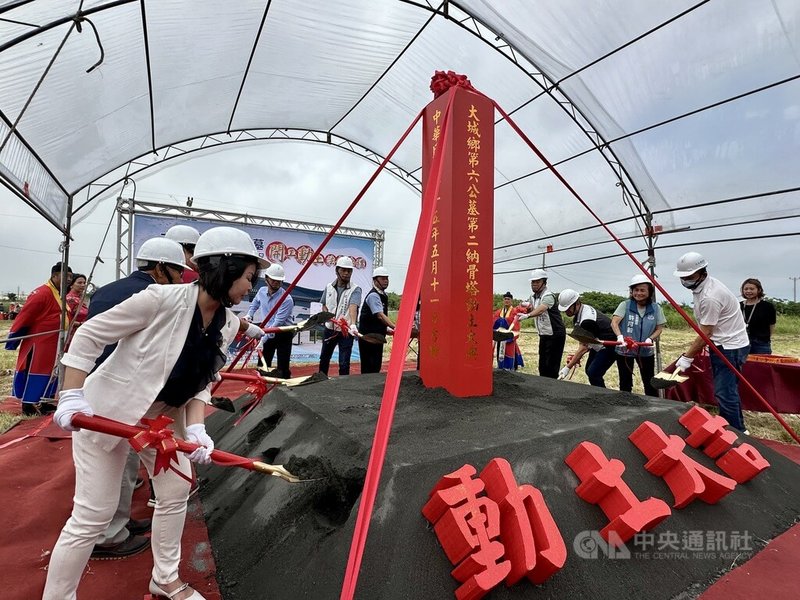 彰化縣大城鄉公所11日舉行第6公墓第2納骨塔動土儀式，預計2027年10月完工，提供約1.8萬個櫃位。中央社記者鄭維真攝　115年5月11日